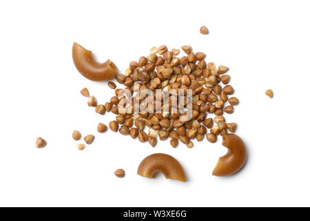 Pasta prodotta con grano saraceno farine e semole e semolini di grano saraceno su uno sfondo bianco, vista dall'alto Foto Stock