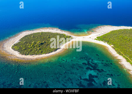 Antenna colpo di overhead del litorale roccioso di Capo con acque blu cristallo del mare sull'isola di Dugi Otok in Croazia Foto Stock