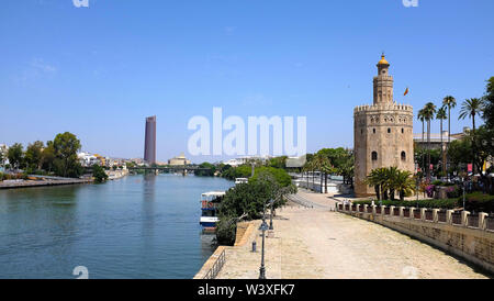 Il fiume Guadalquivir in esecuzione attraverso Siviglia, Spagna. Foto Stock