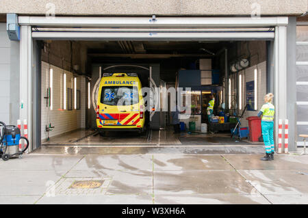 Pulizia di un ambulanza a Amsterdam Paesi Bassi 2019 Foto Stock