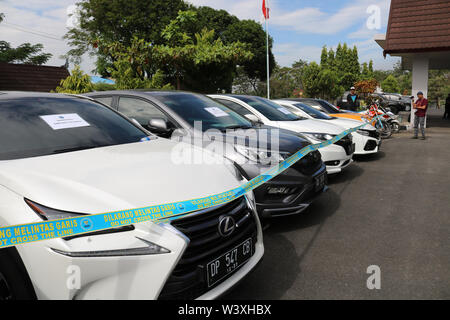 Makassar, Indonesia il 18 luglio 2019, le prove sotto forma di automobili di lusso risultante dall'arresto di due agricoltori che divennero i trafficanti di droga e il riciclaggio del denaro sporco da Sidrap Regency è stato dotato di linee di polizia dalla Nazionale Stupefacenti agenzia della Repubblica di Indonesia. Credito: Herwin Bahar / Alamy Live News Foto Stock