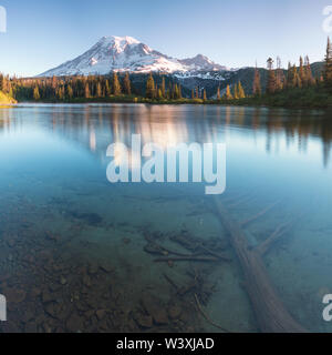 Il monte Rainier torreggia sulle montagne circostanti, a un'altitudine di 14,411 metri. È considerato uno dei più pericolosi al mondo Foto Stock