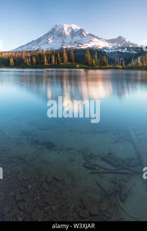 Il monte Rainier torreggia sulle montagne circostanti, a un'altitudine di 14,411 metri. È considerato uno dei più pericolosi al mondo Foto Stock