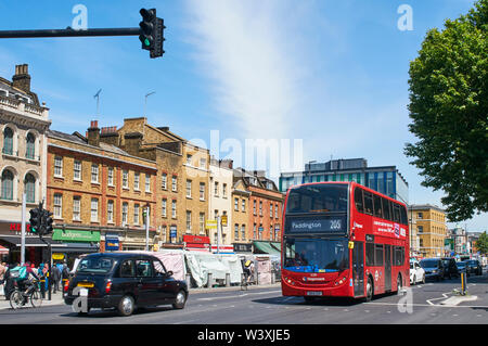 Whitechapel Road nel cuore di East End di Londra, Regno Unito, guardando verso est Foto Stock