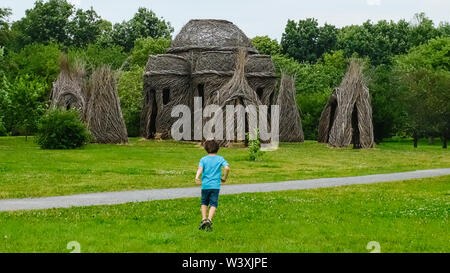 Bambino in natura è il vostro rifugio presentano a Montreal del Giardino Botanico caratteristiche strade costeggiate con sottoprodotti di origine animale di ricoveri per bambini costruito alla scala umana. Una coinvolgente esperienza che permette ai bambini di fase all'interno di sei strutture originali costruiti da Québec mammiferi, uccelli ed insetti Foto Stock