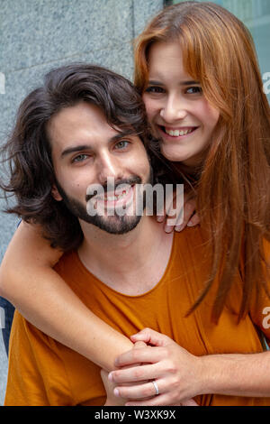 Ritratti di una coppia giovane, complice e sorridente in giro per la città Foto Stock