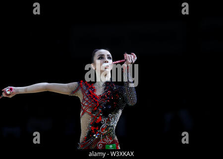 Irina Annenkova dalla Russia esegue il suo club durante la routine 2019 Grand Prix de Thiais Foto Stock