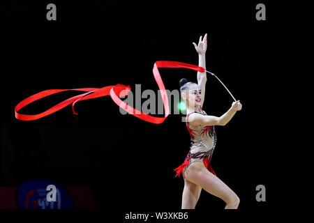 Daria Trubnikova dalla Russia esegue la sua routine di nastro durante il 2019 Grand Prix de Thiais Foto Stock