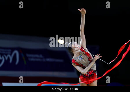 Daria Trubnikova dalla Russia esegue la sua routine di nastro durante il 2019 Grand Prix de Thiais Foto Stock