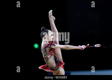 Irina Annenkova dalla Russia esegue il suo club durante la routine 2019 Grand Prix de Thiais Foto Stock