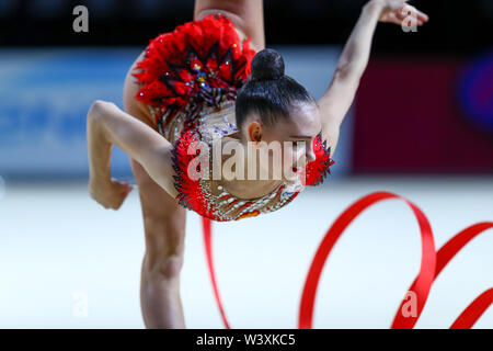 Daria Trubnikova dalla Russia esegue la sua routine di nastro durante il 2019 Grand Prix de Thiais Foto Stock