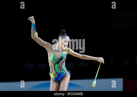 Daria Trubnikova dalla Russia esegue il suo club durante la routine 2019 Grand Prix de Thiais Foto Stock