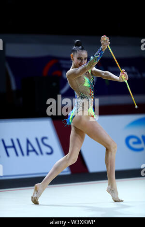 Daria Trubnikova dalla Russia esegue il suo club durante la routine 2019 Grand Prix de Thiais Foto Stock