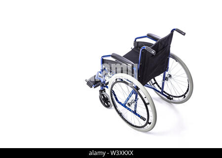Carrozzella per disabili in blu su uno sfondo bianco. Concetto di disabilità e assistenza medica. Foto Stock
