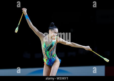 Daria Trubnikova dalla Russia esegue il suo club durante la routine 2019 Grand Prix de Thiais Foto Stock