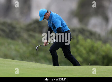 In Irlanda del Nord la Rory McIlroy guarda sconsolato sulla quinta verde durante il giorno uno del Campionato Open 2019 presso il Royal Portrush Golf Club. Foto Stock