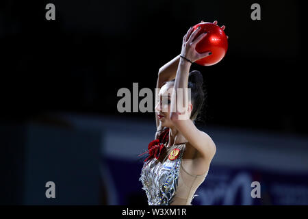 Irina Annenkova dalla Russia esegue la sua sfera di routine durante il 2019 Grand Prix de Thiais Foto Stock