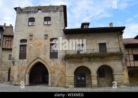 La facciata principale del Don Borja torre in Plaza Mayor di Santillana Del Mar. Agosto 26, 2013. Santillana Del Mar, Cantabria. Vacanza natura Street Ph Foto Stock