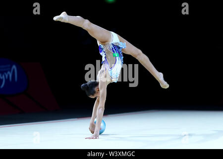 Daria Trubnikova dalla Russia esegue la sua sfera di routine durante il 2019 Grand Prix de Thiais Foto Stock