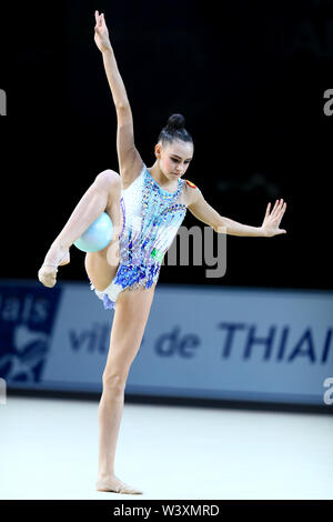 Daria Trubnikova dalla Russia esegue la sua sfera di routine durante il 2019 Grand Prix de Thiais Foto Stock