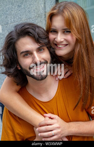 Ritratti di una coppia giovane, complice e sorridente in giro per la città Foto Stock