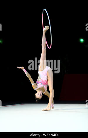 Daria Trubnikova dalla Russia esegue il suo hoop routine durante 2019 Grand Prix de Thiais Foto Stock