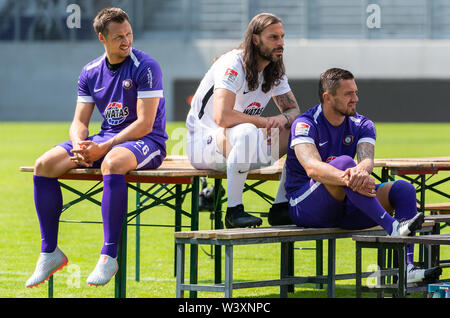 Aue, Germania. 18 Luglio, 2019. Soccer seconda Bundesliga: Fototermin FC Erzgebirge Aue per la stagione 2019/20 nell'Sparkassen-Erzgebirsgstadion. I giocatori Sören Gonther (l-r), portiere Daniel Haas e Pascal Testroet sono seduti sulle panchine e tavoli dopo che il team di sessione di foto. Credito: Robert Michael/dpa-Zentralbild/dpa/Alamy Live News Foto Stock