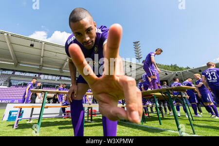 Aue, Germania. 18 Luglio, 2019. Soccer seconda Bundesliga: Fototermin FC Erzgebirge Aue per la stagione 2019/20 nell'Sparkassen-Erzgebirsgstadion. Player Malcolm Cacutalua mostra il segno della vittoria dopo la sessione di foto. Credito: Robert Michael/dpa-Zentralbild/dpa/Alamy Live News Foto Stock