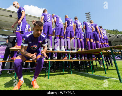 Aue, Germania. 18 Luglio, 2019. Soccer seconda Bundesliga: Fototermin FC Erzgebirge Aue per la stagione 2019/20 nell'Sparkassen-Erzgebirsgstadion. Player Filip Kusic salta dopo la sessione di foto dalla birra tabella, mentre i suoi compagni di squadra sono ancora in piedi in cima. Credito: Robert Michael/dpa-Zentralbild/dpa/Alamy Live News Foto Stock