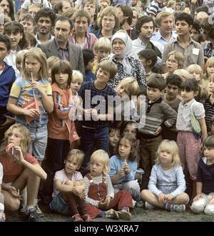 Archiviato - 01 gennaio 1982, Berlino: quartieri di Berlino/Kreuzberg/Auslaender/8/ 1982 Mariannenplatzfest: Kreuzberger miscela, pubblico in un evento di folklore // multi-culturale/turchi/folla/persone/bambini.Caption locale *** stranieri/Turchi Foto: Paul Glaser/dpa-Zentralbild/ZB Foto Stock