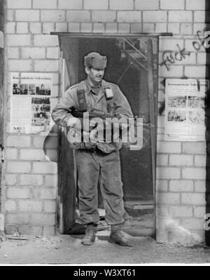 Archiviato - 01 gennaio 1980, Berlin: Berlino/distretti/Kreuzberg/20.3.1980 Skalitzer Strasse. I soldati americani sono impegnati in combattimenti di strada nel quartiere Kreuzberg area di riqualificazione. L'intero blocco è vuoto, graeumt degli inquilini da speculatori. Tutto ciò è di essere abbattuto e sostituito dai nuovi edifici. Gli americani utilizzano le rovine per i giochi di guerra in guerra fredda // USA/militare/alleati/potenza occupante/Guerra Fredda/ristrutturazione/costruzione pacificazione/*** Caption locale *** Allyed/americani/Guerra Fredda soldato americano in attesa per i comunisti a Kreuzberg. Il marcio trimestre Kreuzber Foto Stock