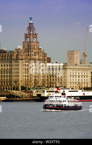 Mersey Ferry Royal Iris vele passato il Royal Liver edifici sul lungomare Foto Stock