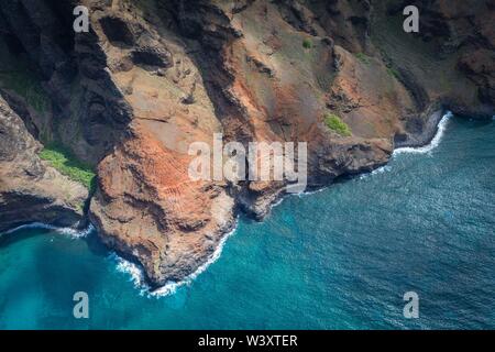 Un tour in elicottero è un modo mozzafiato per scoprire il fantastico scenario dell'antenna di Kauai, Hawaii, Stati Uniti tra cui la famosa costa di Na Pali Foto Stock