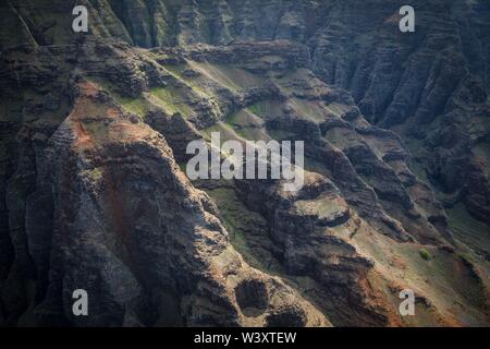 Un tour in elicottero è un modo mozzafiato per scoprire il fantastico scenario dell'antenna di Kauai, Hawaii, Stati Uniti tra cui la famosa costa di Na Pali Foto Stock