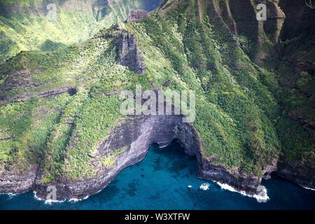 Un tour in elicottero è un modo mozzafiato per scoprire il fantastico scenario dell'antenna di Kauai, Hawaii, Stati Uniti tra cui la famosa costa di Na Pali Foto Stock