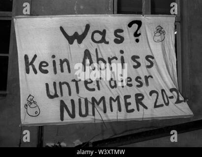 Archiviato - 01 gennaio 1979, Berlino: quartieri di Berlino/Kreuzberg/1979 Cuvrystrasse: edificio occupato. -Nessuna demolizione sotto questo numero- // squatter/Squatting/Politics-Topics Foto: Paul Glaser/dpa-Zentralbild/ZB Foto Stock