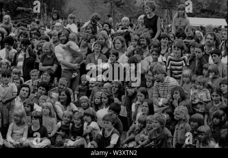 Archiviato - 01 gennaio 1982, Berlino: quartieri di Berlino/Kreuzberg/Auslaender/8/ 1982 Mariannenplatzfest: Kreuzberger miscela, pubblico in un evento di folklore // multi-culturale/turchi/folla/persone/bambini.Caption locale *** stranieri/Turchi Foto: Paul Glaser/dpa-Zentralbild/ZB Foto Stock