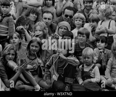 Archiviato - 01 gennaio 1982, Berlino: quartieri di Berlino/Kreuzberg/Auslaender/8/ 1982 Mariannenplatzfest: Kreuzberger miscela, pubblico in un evento di folklore // multi-culturale/turchi/folla/persone/bambini.Caption locale *** stranieri/Turchi Foto: Paul Glaser/dpa-Zentralbild/ZB Foto Stock