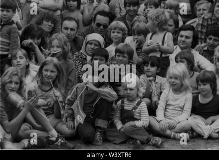 Archiviato - 01 gennaio 1982, Berlino: quartieri di Berlino/Kreuzberg/Auslaender/8/ 1982 Mariannenplatzfest: Kreuzberger miscela, pubblico in un evento di folklore // multi-culturale/turchi/folla/persone/bambini.Caption locale *** stranieri/Turchi Foto: Paul Glaser/dpa-Zentralbild/ZB Foto Stock