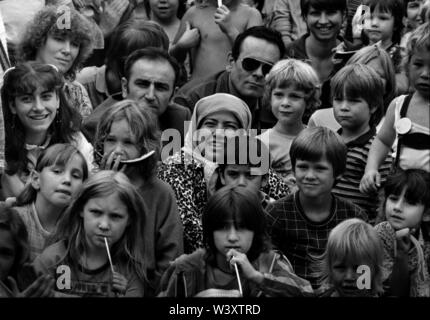 Archiviato - 01 gennaio 1982, Berlino: quartieri di Berlino/Kreuzberg/Auslaender/8/ 1982 Mariannenplatzfest: Kreuzberger miscela, pubblico in un evento di folklore // multi-culturale/turchi/folla/persone/bambini.Caption locale *** stranieri/Turchi Foto: Paul Glaser/dpa-Zentralbild/ZB Foto Stock