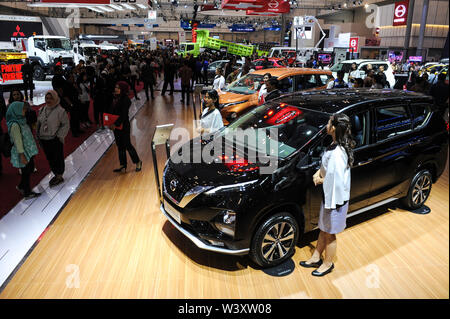 (190718) -- SUD TANGERANG, luglio 18, 2019 (Xinhua) -- la gente visita il Gaikindo Indonesia International Auto Show (GIIAS) a sud di Tangerang, Indonesia il 18 luglio 2019. Una ventina di locali e costruttori stranieri di partecipare all'evento che va dal 18 luglio al 28. (Xinhua/Agung Kuncahya B.) Foto Stock