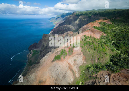 Un tour in elicottero è un modo mozzafiato per scoprire il fantastico scenario dell'antenna di Kauai, Hawaii, Stati Uniti tra cui la famosa costa di Na Pali e il Canyon di Waimea Foto Stock