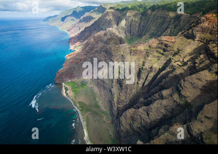 Un tour in elicottero è un modo mozzafiato per scoprire il fantastico scenario dell'antenna di Kauai, Hawaii, Stati Uniti tra cui la famosa costa di Na Pali e il Canyon di Waimea Foto Stock