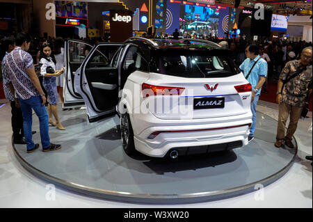 (190718) -- SUD TANGERANG, luglio 18, 2019 (Xinhua) -- la gente visita il Gaikindo Indonesia International Auto Show (GIIAS) a sud di Tangerang, Indonesia il 18 luglio 2019. Una ventina di locali e costruttori stranieri di partecipare all'evento che va dal 18 luglio al 28. (Xinhua/Agung Kuncahya B.) Foto Stock