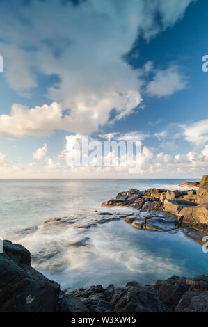 Queen e bagno è un pool di marea tra la roccia vulcanica presso la spiaggia di Princeville Kauai, Hawaii, USA, popolare fra i turisti ma pericolosa durante il mare mosso Foto Stock