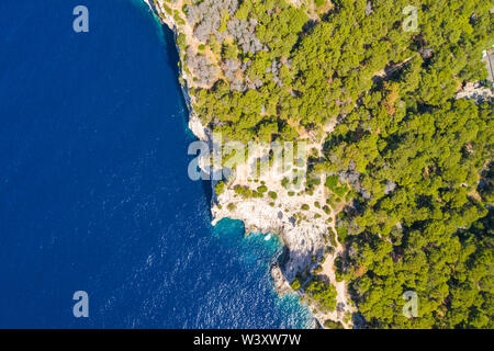 Grandi scogliere sul mare sulla riva del parco naturale di Telascica, isola di Dugi Otok, Croazia, spettacolare paesaggio marino Foto Stock