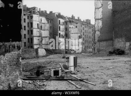 Archiviato - 01 gennaio 1978, Berlin: Berlin-Bezirke/Kreuzberg/Staedtebau/1978 Demolizione di case sulla Kottbusser Strasse // demolizione/ristrutturazione/baraccopoli/carter Foto: Paul Glaser/dpa-Zentralbild/ZB Foto Stock