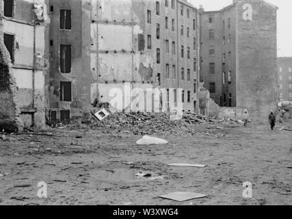 Archiviato - 01 gennaio 1978, Berlin: Berlin-Bezirke/Kreuzberg/costruzione della città/1978 Demolizione di case sulla Kottbusser Strasse, l'uomo in cerca di legna da ardere // demolizione/riqualificazione/baraccopoli/carter Foto: Paul Glaser/dpa-Zentralbild/ZB Foto Stock