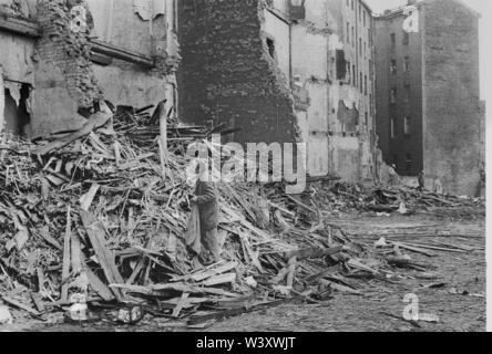 Archiviato - 01 gennaio 1978, Berlin: Berlin-Bezirke/Kreuzberg/costruzione della città/1978 Demolizione di case sulla Kottbusser Strasse, l'uomo in cerca di legna da ardere // demolizione/riqualificazione/baraccopoli/carter Foto: Paul Glaser/dpa-Zentralbild/ZB Foto Stock