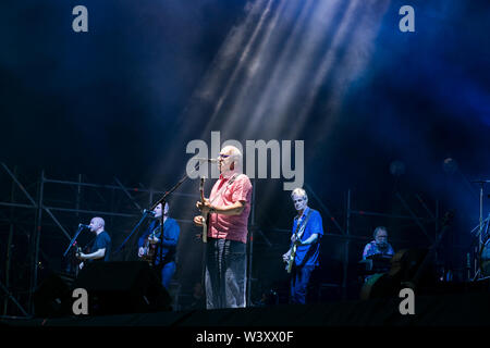 Mark Knopfler live 2019 luglio 17 Torino la leggenda Mark Knopfler da Dire Straits suona dal vivo durante il festival di Stupinigi Foto Stock